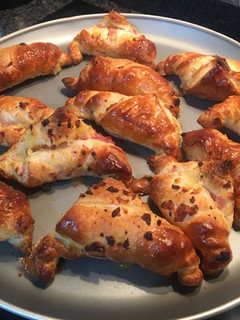 Una foto de Mini croissant jamón y queso