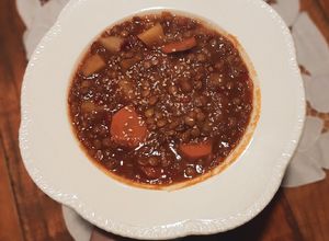 Una foto de Guiso de lentejas veggie con lo que tenés en casa (LIT) -