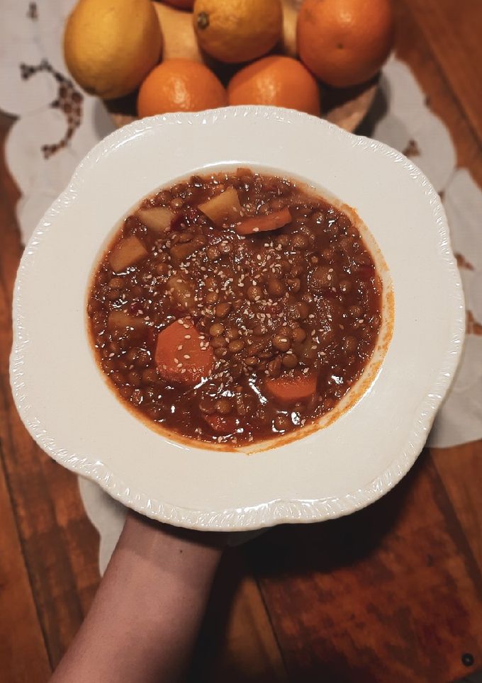 Una foto de Guiso de lentejas veggie con lo que tenés en casa (LIT) -