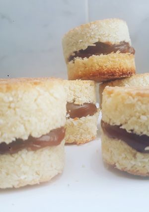 Una foto de Alfajorcitos de coco y dulce de leche