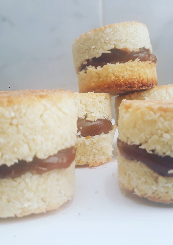 Una foto de Alfajorcitos de coco y dulce de leche