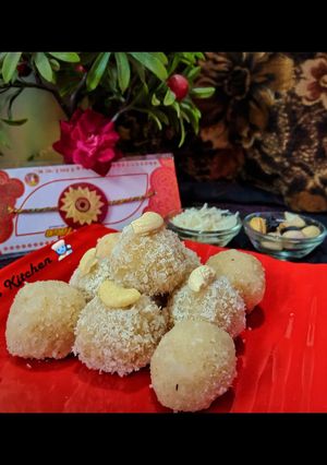 डेसीकेटेड नारळाचे लाडू (dessicated naralache ladoo recipe in marathi) रेसिपी चे मुख्य फोटो 