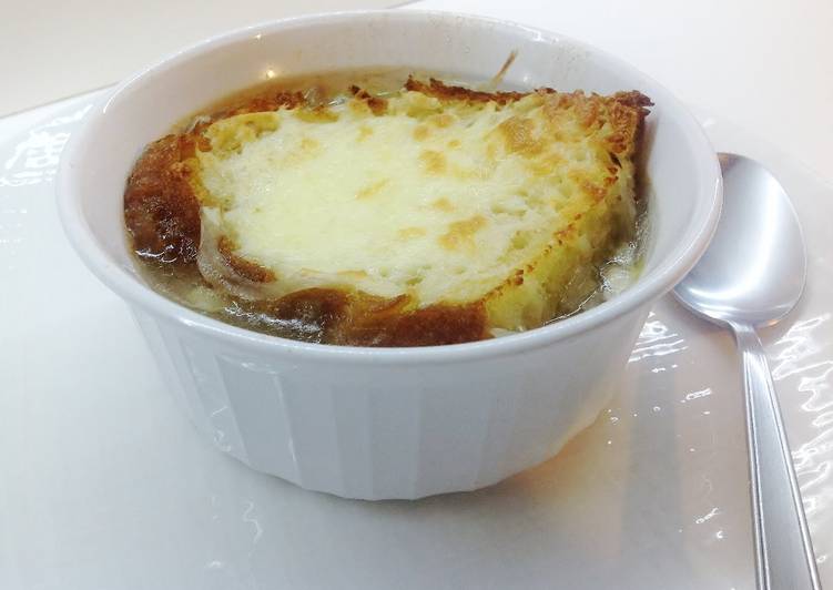 Soupe  à  l'oignon (zuppa di cipolle francese)