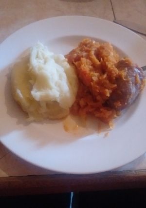 Una foto de Chorizo a la pomarola con puré