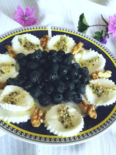 Foto principal de Desayuno súper saludable de arándanos y queso fresco