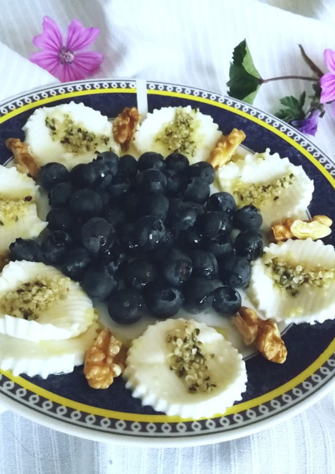 Una foto de Desayuno súper saludable de arándanos y queso fresco