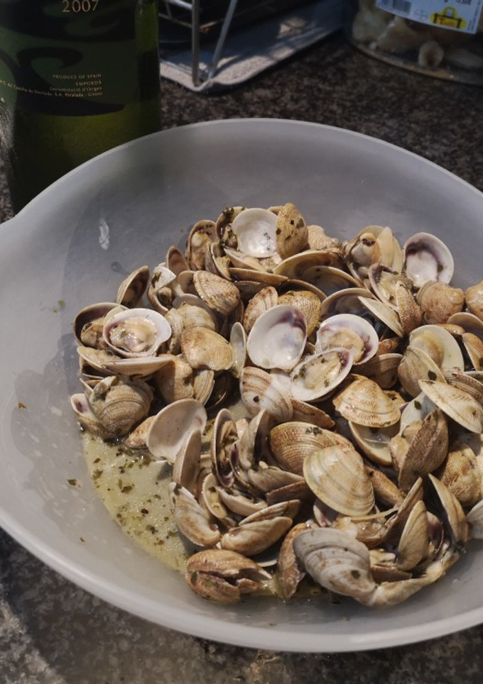 Una foto de Chirlas al vino blanco