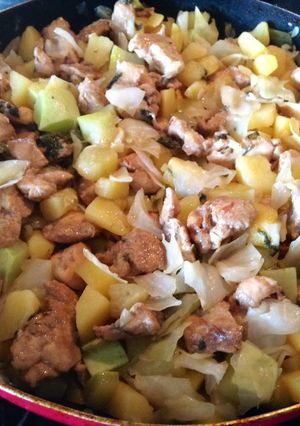 Una foto de Pollo con papas y vegetales ligeros