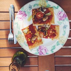 A picture of Vegan pizza .