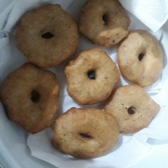 A picture of Medhu vada (urad dal vada).