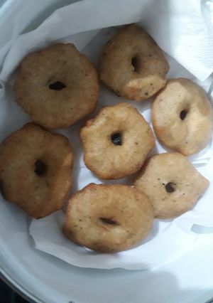 A picture of Medhu vada (urad dal vada).