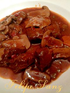 Una foto de Ternera en salsa de vino tinto, con champiñones