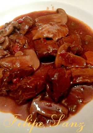Una foto de Ternera en salsa de vino tinto, con champiñones