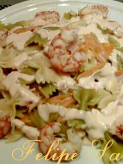 Una foto de Ensalada de pasta de vegetales, con marisco, y salsa rosa