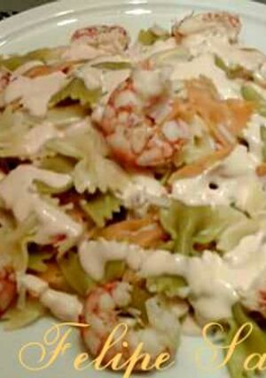 Una foto de Ensalada de pasta de vegetales, con marisco, y salsa rosa