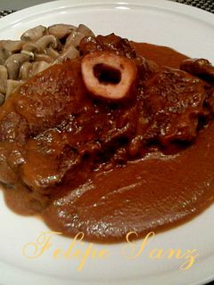Una foto de Osobuco en salsa