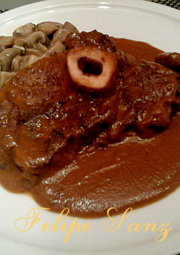 Una foto de Osobuco en salsa