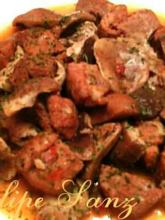 Una foto de Carne adobada con setas de cardo.