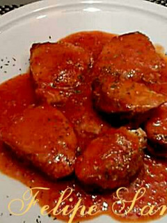 Una foto de Lomos de atún en salsa de tomate y verduras