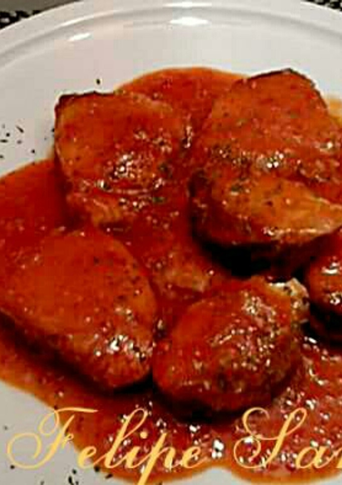 Una foto de Lomos de atún en salsa de tomate y verduras