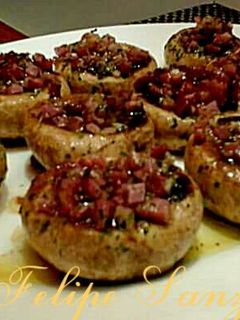 Una foto de Nidos de champiñon rellenos de jamón a la plancha