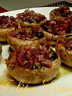 Una foto de Nidos de champiñon rellenos de jamón a la plancha