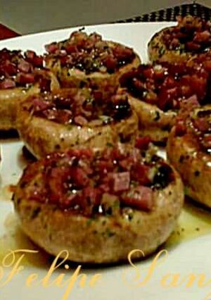 Una foto de Nidos de champiñon rellenos de jamón a la plancha