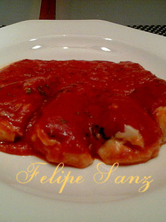 Una foto de Pimientos del piquillo rellenos de gambas y bacalao