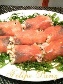 Una foto de Rollitos de salmón ahumado con gambas y boletus