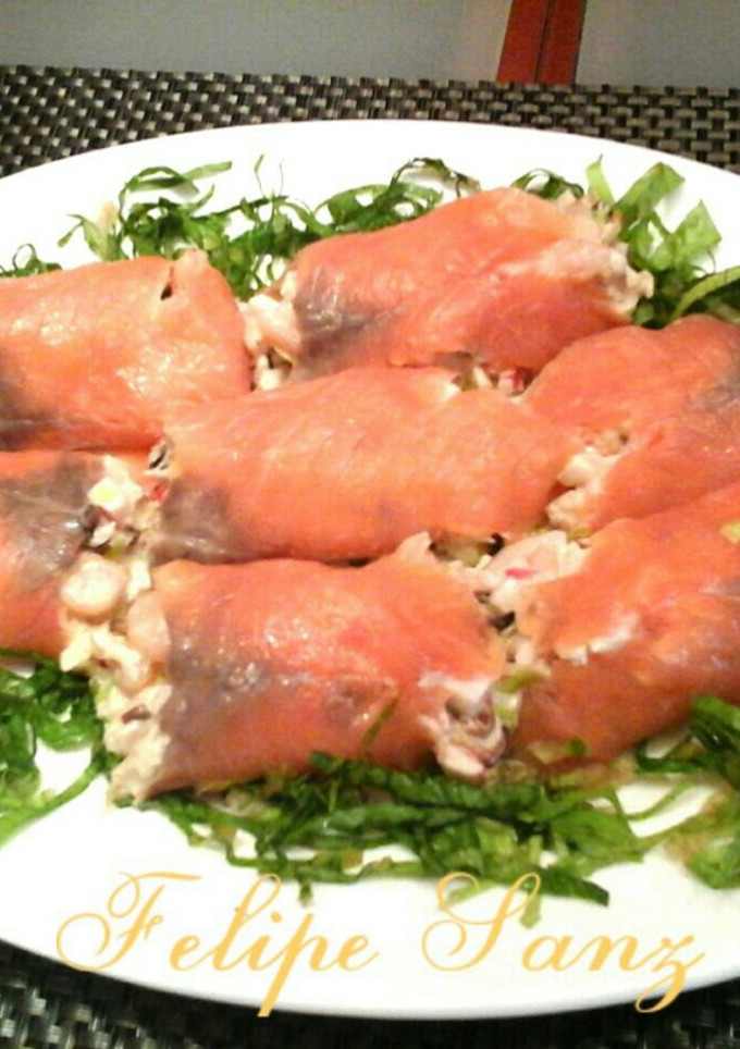 Una foto de Rollitos de salmón ahumado con gambas y boletus