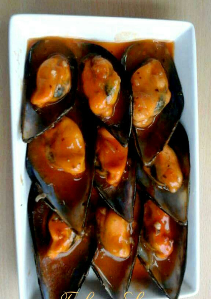 Una foto de Mejillones en salsa picante.