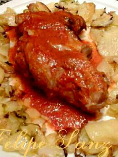 Una foto de Codillo en salsa con patatas panaderas