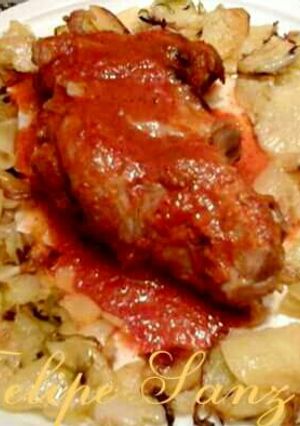 Una foto de Codillo en salsa con patatas panaderas
