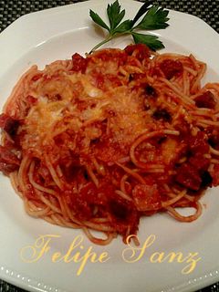 Una foto de Espaguetis con chorizo y tomate casero.