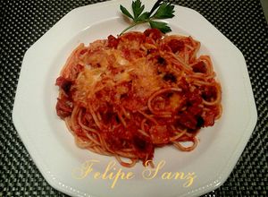 Foto principal de Espaguetis con chorizo y tomate casero.