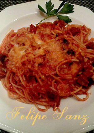 Una foto de Espaguetis con chorizo y tomate casero.