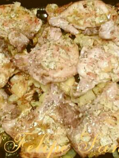 Una foto de Chuletas al ajillo con patatas panaderas