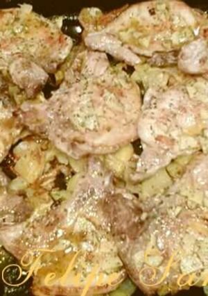 Una foto de Chuletas al ajillo con patatas panaderas