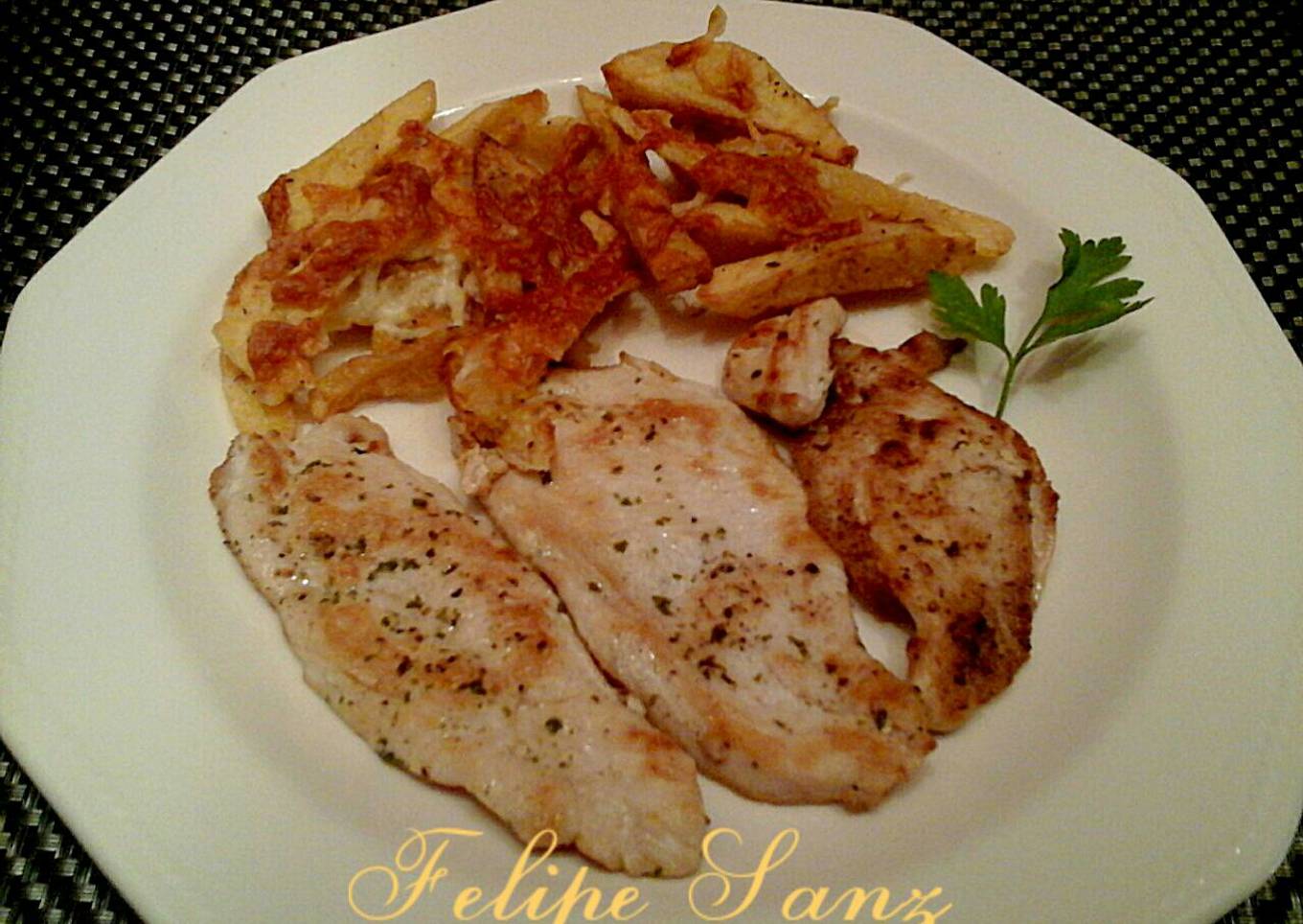 Filetes de pollo a la brasa con patatas gratinadas.
<br />