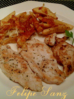 Una foto de Filetes de pollo a la brasa con patatas gratinadas.