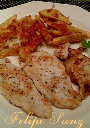 Una foto de Filetes de pollo a la brasa con patatas gratinadas.