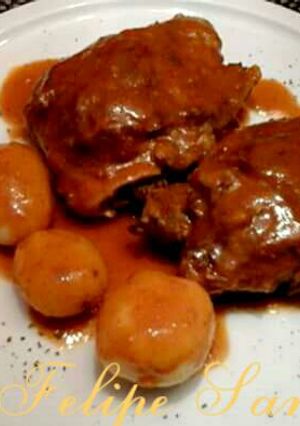 Una foto de Carrilleras al vino tinto, y patatas al vapor