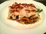 Una foto de pasta rellena de tomate y albahaca