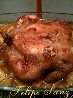 Una foto de Pollo al horno en cama de cebolla
