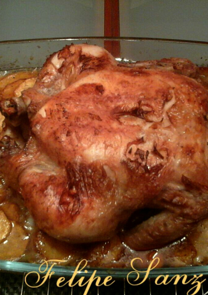 Una foto de Pollo al horno en cama de cebolla