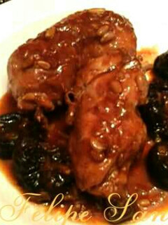 Una foto de Contra muslos de pollo en salsa de ciruelas y piñones