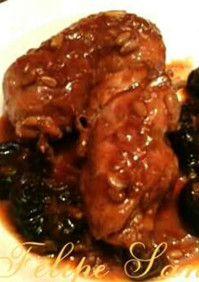 Una foto de Contra muslos de pollo en salsa de ciruelas y piñones