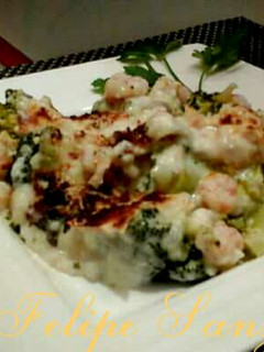 Una foto de Brócoli con migas de merluza y gambas, gratinada con queso emmental