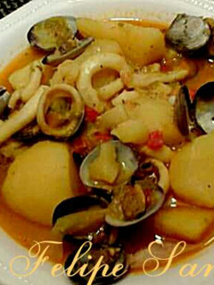 Una foto de Patatas con calamares y almejas.