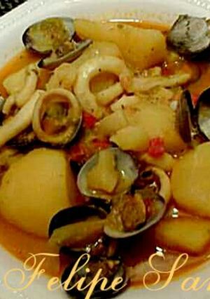Una foto de Patatas con calamares y almejas.